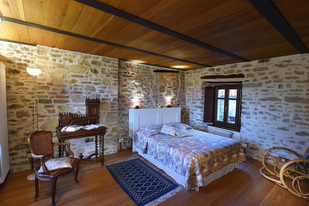 Maison des Roses - Family Farm Bossolasco Chambre photo