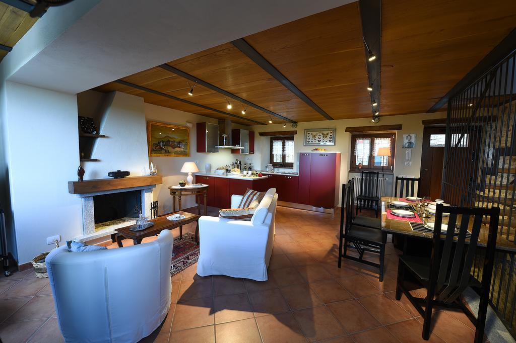 Maison des Roses - Family Farm Bossolasco Chambre photo